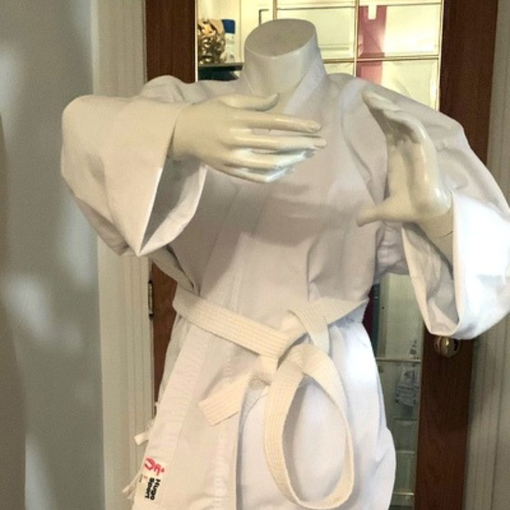 Ensemble de karaté pour débutant ceinture blanche.